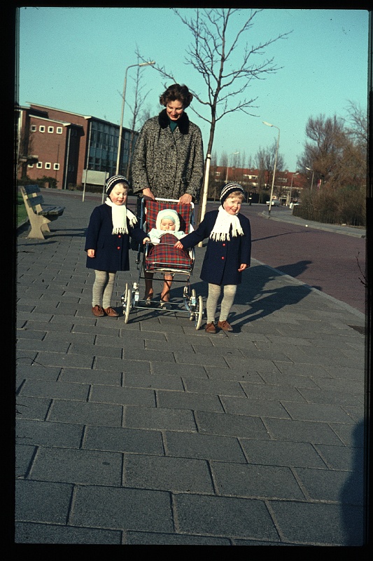 05.Delft apr 1966 Mama,Brigitte,Marion,Peter.JPG